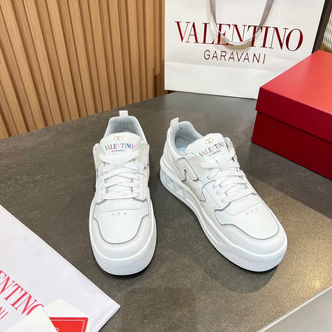 👟👟Ex-factory price 660👟👟 𝑽𝒂𝒍𝒆𝒏𝒕𝒊𝒏𝒐Valentino 𝑶𝒏𝒆𝑺𝒕𝒖𝒅 Couple casual sports shoes series Valentino 2024 new couple sports shoes are on sale. The original ZP was purchased and dismantled. Repeated pattern making and modification. I tried my best to restore it one to one! Top luxury masterpiece Signature five-pointed star design Soft and comfortable genuine leather with contrasting colors brings excellent and elegant texture and excellent on-foot comfort Top purchasing version upper: imported calfskin surface/original oil edge craftsmanship Outsole: original development 𝐓𝐏𝐔 two-color combination outsole Packaging: original configuration complete package Code number: 34-𝟒𝟓